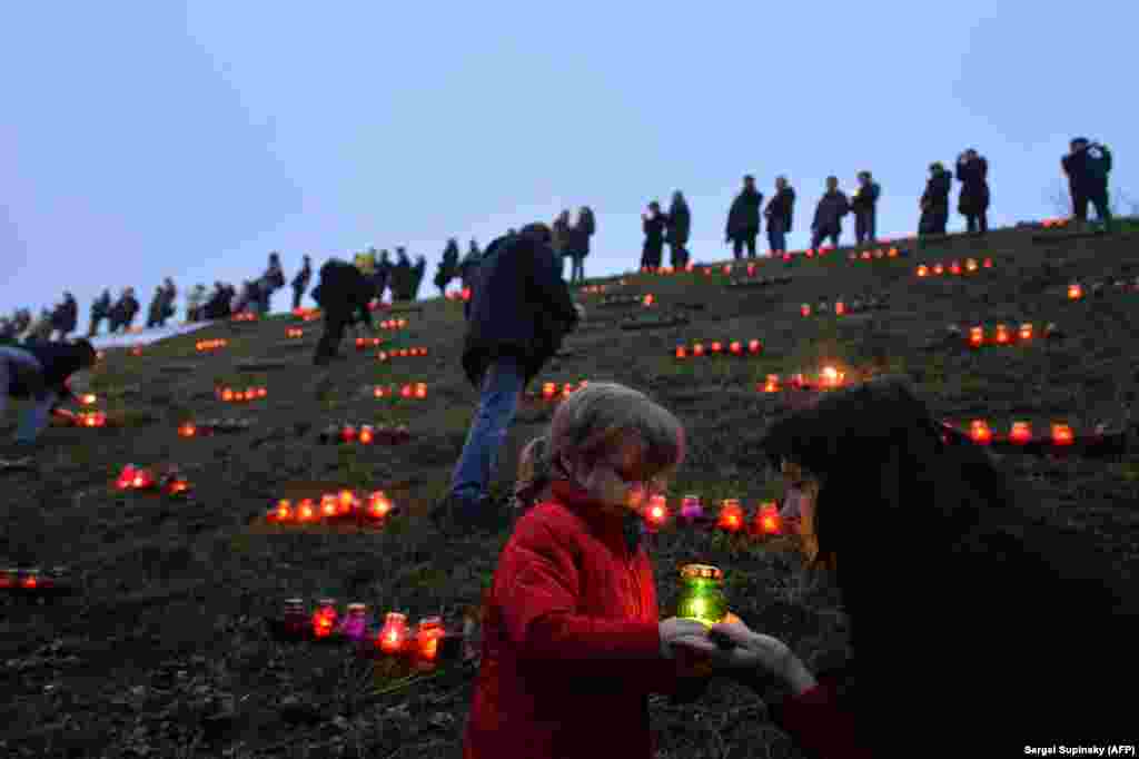 La aniversarea a 80 de ani de la Holodomor, marea foamete, la Kiev, în Ucraina (23 noiembrie).