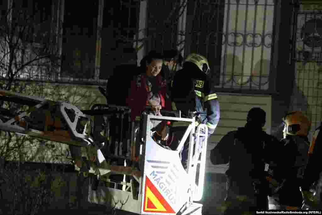 За словами голови Київської міської військової адміністрації (КМВА) Тимура Ткаченка, серед постраждалих є десятирічна дитина та вагітна жінка