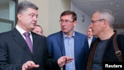 Как олигарх олигарху: кандидат в президенты Украины Петр Порошенко разъясняет свою позицию Михаилу Ходорковскому, который кандидатом в президенты России так и не стал