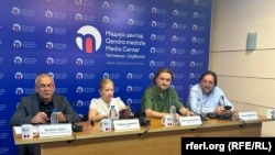 Gazetarët e redaksive serbe në Kosovë në debat për presionet dhe shënjestrimin pas arrestimit të drejtorëve të institucioneve serbe, në Qendrën Mediale në Çagllavicë, Kosovë, 25 maj.