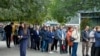 Qytetarët presin në radhë për të votuar në zgjedhjet e parakohshme parlamentare në një vendvotim në Novi Sad, në veri të Serbisë, më 25 tetor 2026.
