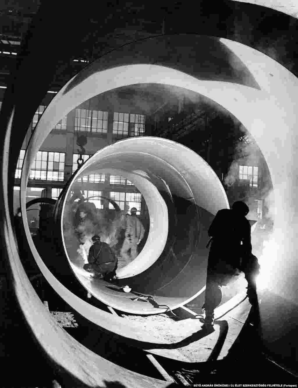 Welders at work at Bucharest&#39;s Vulcan Machine Factory in 1973.