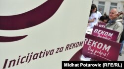 "Četiri predsednika dali su političku reč da su spremni da otpočnu proceduru osnivanja REKOM-a", kazala je Nataša Kandić. (na fotografiji: prikupljanje potpisa za osnivanje REKOM-a, Sarajevo, fotoarhiv)