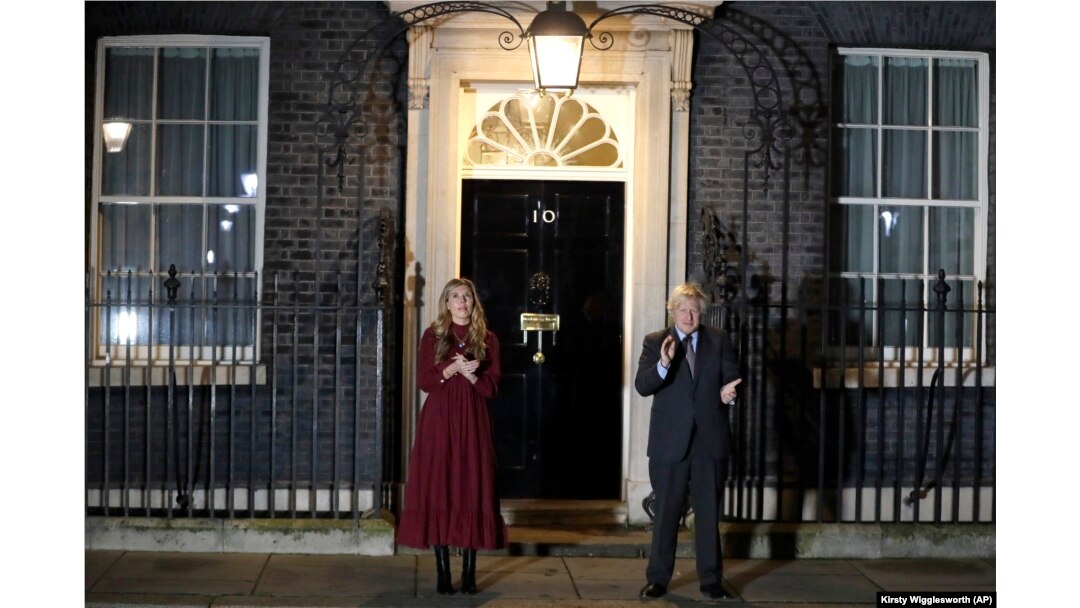 Boris Johnson și soția sa în fața reședinței din Downing Street 10