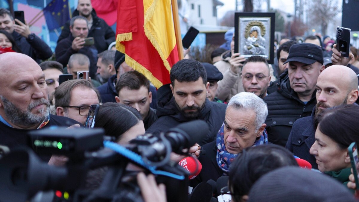 Protest al susținătorilor la secția de votare din București, după anularea turului al doilea