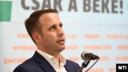 Dömötör Csaba beszédet mond a Fidesz–KDNP országjáró fórumának nyírkátai állomásán 2024. május 24-én