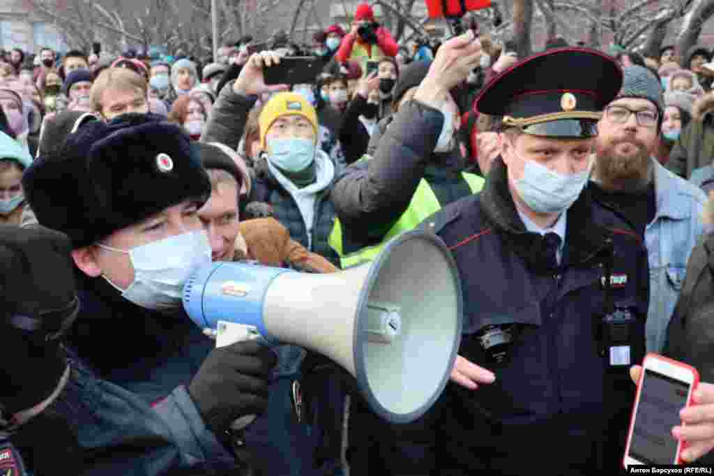 Навальныйды қолдап шыққан халыққа мегафонмен сөйлеп тұрған полицей. Новосібір қаласы.