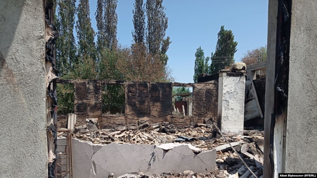 Чегарадаги тўқнашув пайтида вайрон бўлган уйлардан бири. Қирғизистон, Лайлак тумани.