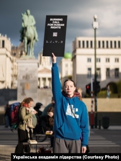 Студентка УАЛ під час акції Burning Call for Human Rights у Брюсселі, Бельгія, квітень 2026 року