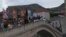 Bacanje cvijeća u Neretvu, te prisustvo po jednom skoku na noge i na glavu od strane članova mostarskog Kluba skakača u vodu “Mostari” bilo je dio manifestacije “Mostar ne zaboravlja prijatelje”