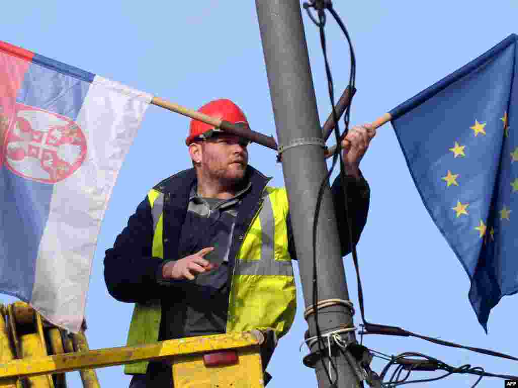 Srbija - Ulice Beograda okićene zastavama EU i Srbije, 02.03.2012. Foto: AFP / Aleks Stanković 