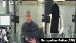 Ofițerul GRU, Denis Sergheiev (aka Sergei Fedotov), surprins la o stație de metrou de la Londra într-o imagine nedatată, dată publicității ieri de Poliția Metropolitană.