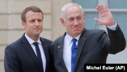 Presidenti francez, Emmanuel Macron (majtas) dhe kryeministri izraelit, Benjamin Netanyahu (djathtas), gjatë një takimi në korrik të këtij viti