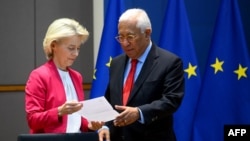 Președinta Comisiei Europene, Ursula von der Leyen (stânga), discută cu președintele Consiliului European, Antonio Costa, înaintea unei reuniuni la Bruxelles, pe 3 martie 2026. 