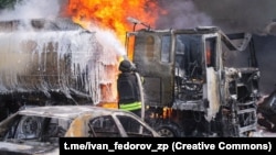 Державна служба з надзвичайних ситуацій уточнює, що внаслідок удару загорілися вантажівка та легкові автомобілі