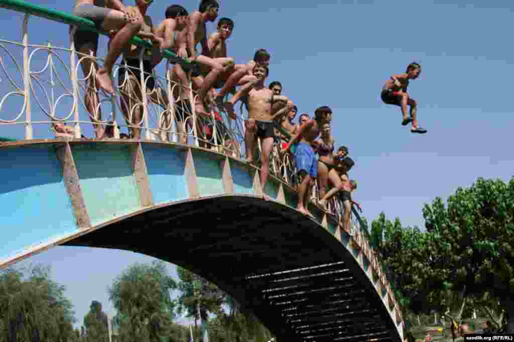 Болалар, ким узоққа сакраса, ўша чемпион бўлади