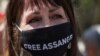 O participantă la demonstrația de sprijin pentru Assange ținută luni, 20 mai, la Înalta Curte de la Londra. 