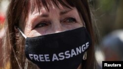 O participantă la demonstrația de sprijin pentru Assange ținută luni, 20 mai, la Înalta Curte de la Londra. 