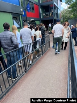 Voluntari, jud. Ilfov, alegeri prezidențiale turul II de scrutin. 18 mai 2025. Cozi la secțiile de votare 110-114 din Voluntari.