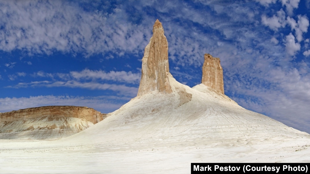 табиғатта жалаңаш әйелдер