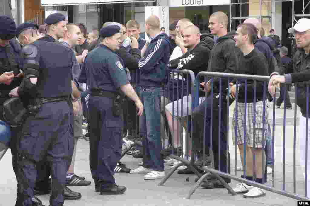 Antigay parada u Zagrebu, 19. jun 2010. FOTO: ZOOMZG - Ovogodišnja manifestacija, koja je održana pod sloganom "Hrvatska to može progutati", okupila je oko 600 učesnika koji su došli da podrže pravo homoseksualaca na različitost. Povorku, koja je šetala ulicama Zagreba, obezbjeđivalo je oko 200 policajaca, 20-ak kombija i desetak automobila. Na Trgu bana Jelačića povorka se susrela sa predstavnicima Hrvatske čiste stranke prava, koji su organizovali kontraskup, ali nije došlo do fizičkih sukoba.