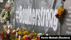 Cveće položeno kod prodavnice u Bolderu, Koloradu, gde je ubijeno 10 ljudi.
