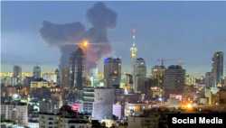 Вигляд Тегерана, де видно дим від вибуху в південній частині міста під час ударів США та Ізраїлю по Ірану в ранні години вівторка, 7 квітня 2026 року