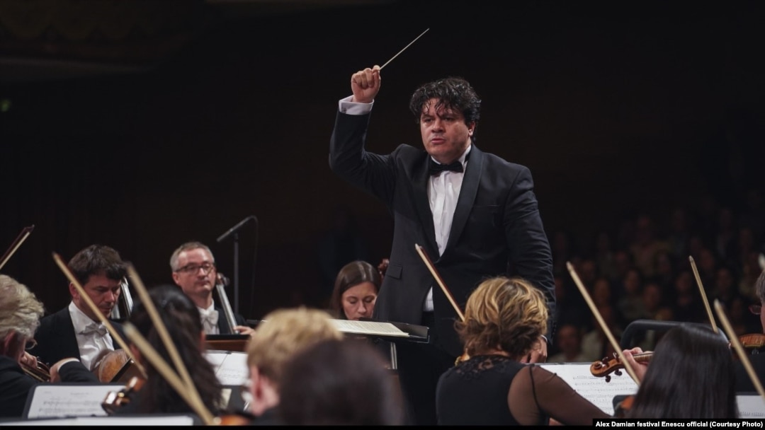 Dirijorul român Cristian Măcelaru la pupitrul Royal Concertgebouw Amsterdam
