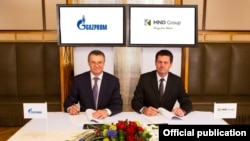 Заместитель председателя правления ОАО "Газпром" Александр Медведев и чешский миллиардер Карел Комарек во время подписания соглашения. 20 марта 2013 года
