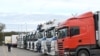 Teretni kamioni parkirani na stajalištu kamiona kod M20 koji vodi do Dovera blizu Folkestonea u Kentu, 22.12.2020.