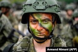 Një ushtare e ushtrisë së Kosovës pasi mori pjesë në stërvitjen ushtarake shumëkombëshe "Defender Europe 21" të udhëhequr nga SHBA-ja më 28 maj të vitit 2021.
