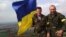 Украинские военные Сергей Шевчук и Мирослав Гай подняли украинский флаг над Карачуном. Славянск, 13 мая 2014 года