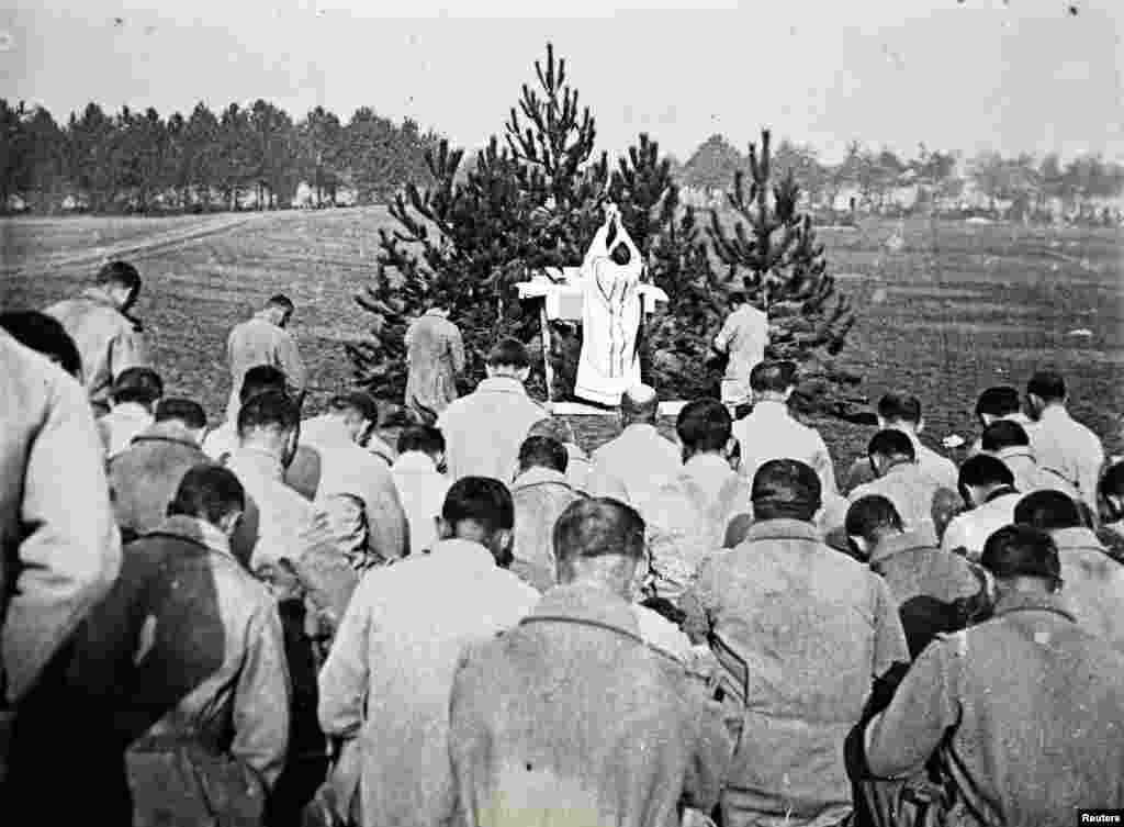 A priest conducting mass for French soldiers on the Champagne front, eastern France in 1915. From the viscount&#39;s collection.