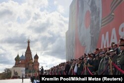 Președintele rus Vladimir Putin și participanții la paradă țin un moment de reculegere în memoria victimelor din cel de Al Doilea Război Mondial, în Piața Roșie din centrul Moscovei, 9 mai 2022