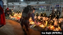 Cveće i sveće za žrtve tragedije ispred Železničke stanice u Novom Sadu, 31.1.2025.