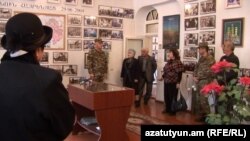 ԼՂ պաշտպանության նախարար Լևոն Մնացականյանը՝ անհայտ կորած ազատամարտիկների հարազատների միությունում, 17-ը հոկտեմբերի, 2015թ․, 