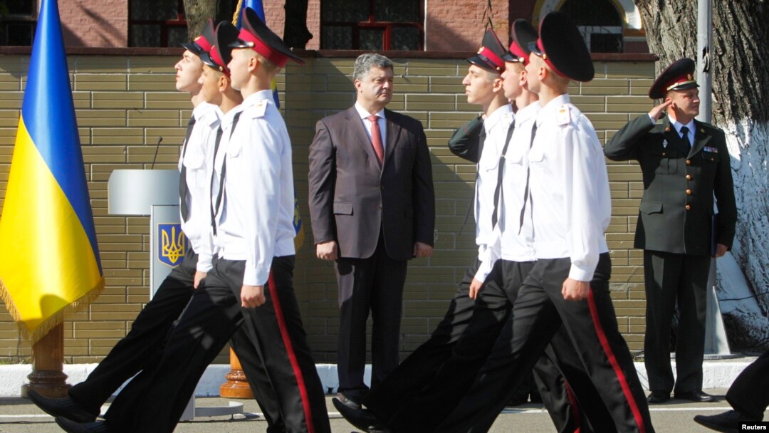 Петр Порошенко на параде в Киевском военном лицее