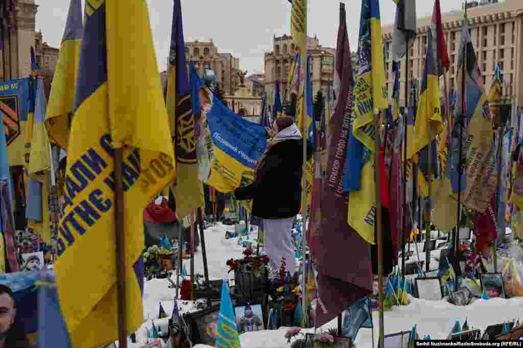 Соня розправляє прапор із портретом загиблого двоюрідного брата Володимира. «Це мій найближчий брат, у мене немає рідного брата. Ось, він – був найближчий. Він загинув 1 липня 2025 року в районі Покровська. Він служив в 68-й окремій єгерській бригаді. Йому було 28 років». «24 лютого була вдома, 25-го мала квитки до Києва, на навчання. Коли дізналась, що розпочалась війна, спочатку був ступор, я не повірила, я була максимально в шоці»
