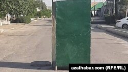 Köçeleriň köplenç ortarasynda guralýan göçme hajathanalar