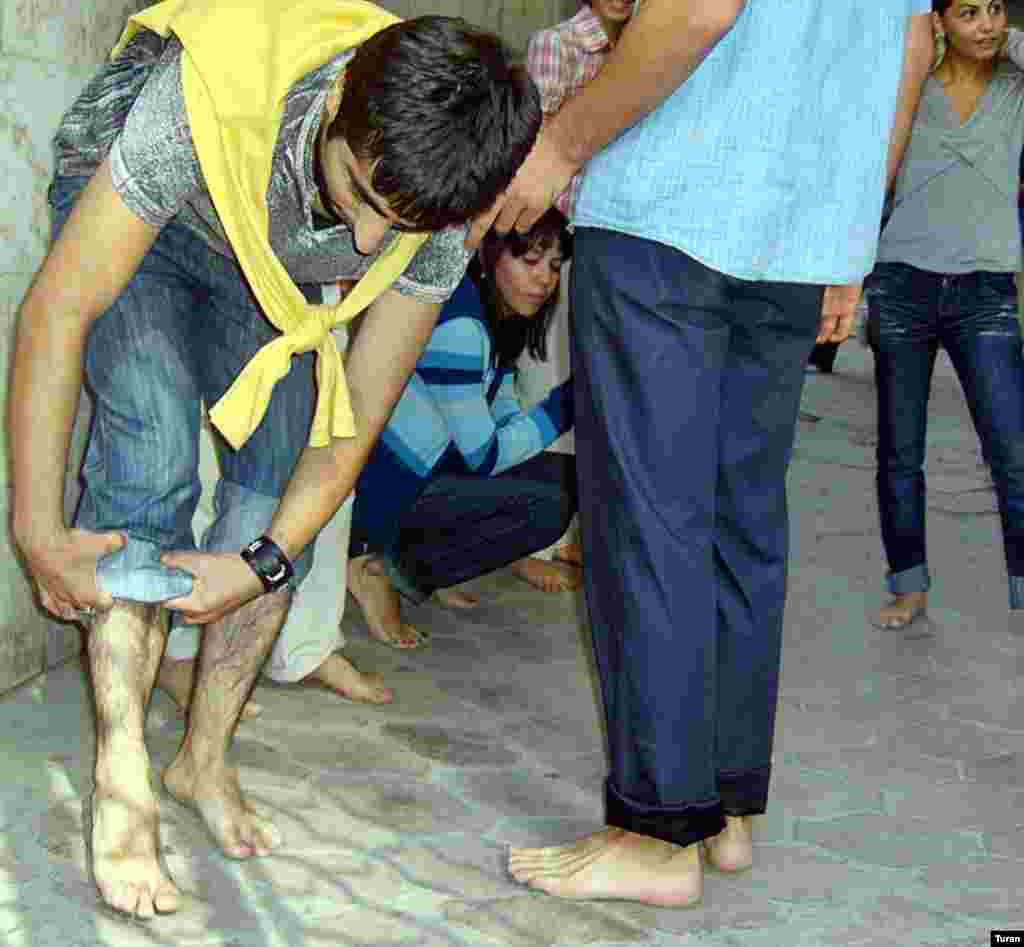 Sentyabrın 26-da «Dalğa» Gənclər Hərəkatı təhsildə köklü islahatlar tələbi ilə aksiya keçirməyə cəhd edib. Saat 15:00-da Sahil bağında toplaşan gənclər ayaqyalın gəzmək istəyiblər. Onlardan qabaq bağa gələn polis gəncləri saxlayıb