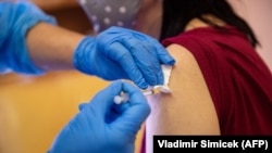Një qytetare sllovake duke u vaksinuar në Bratisllavë me vaksinën ruse, Sputnik V, 7 qershor, 2021.