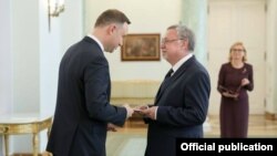 Польша президенты Анджей Дуда (с) Селим Хазбиевичка (у) илче таныклыгын тапшыра