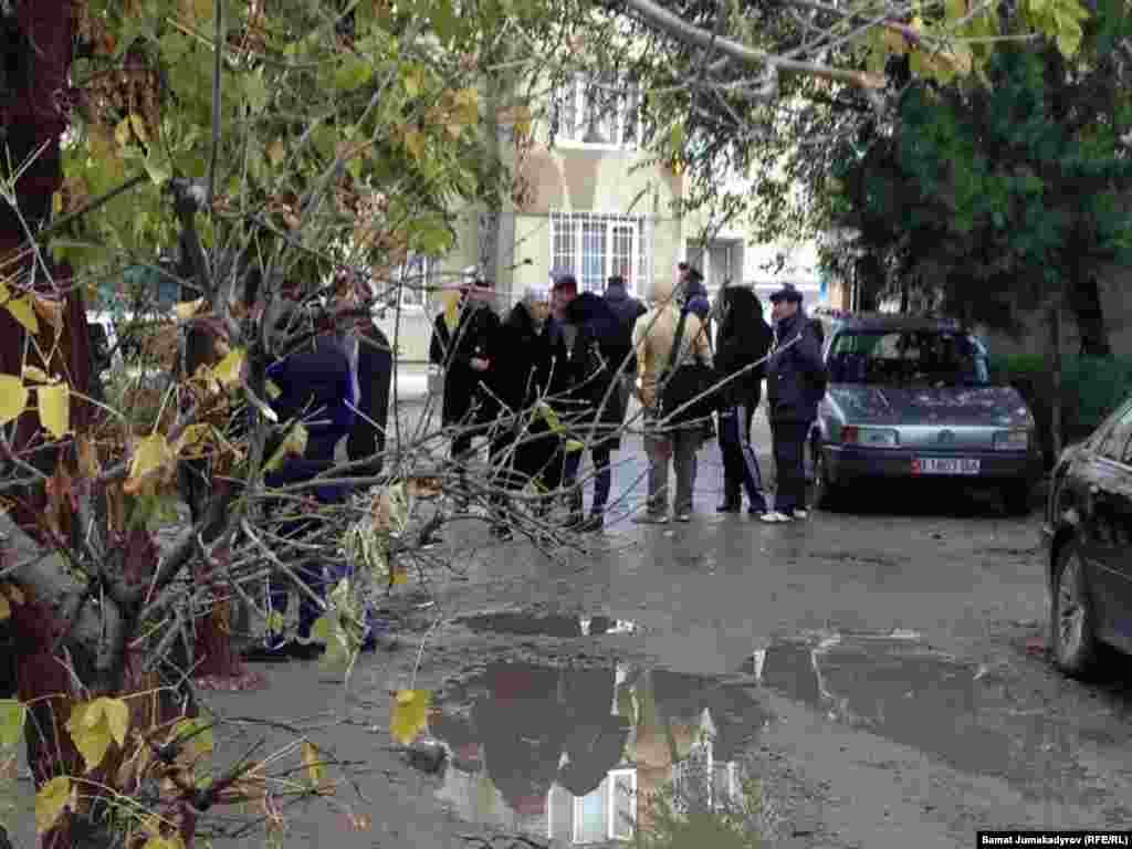 Итибаев при себе имел пистолет и автомат, а также ручные гранаты.&nbsp;