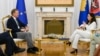 Evropski izaslanik Peter Sorensen i predsednica Kosova Vjosa Osmani tokom sastanka u Prištini, 6. avgusta 2025.