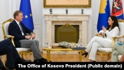 Evropski izaslanik Peter Sorensen i predsednica Kosova Vjosa Osmani tokom sastanka u Prištini, 6. avgusta 2025.