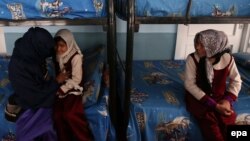 ارشیف، یوه معتاده مېرمنو له خپلو دوو ماشومانو سره