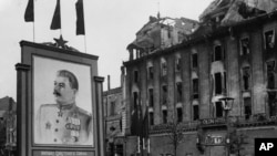 Лето 1945 года, портрет Иосифа Сталина в центре Берлина, Германия