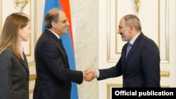 Armenia -- Prime Minister Nikol Pashinian (R) meets with Jihad Azour, head of the IMF's Middle East and Cental Asia Department, Yerevan, August 20, 2019.