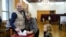 Premierul leton Andris Kulbergs exprimându-și votul, cu familia, la Riga, pe 3 octombrie. 