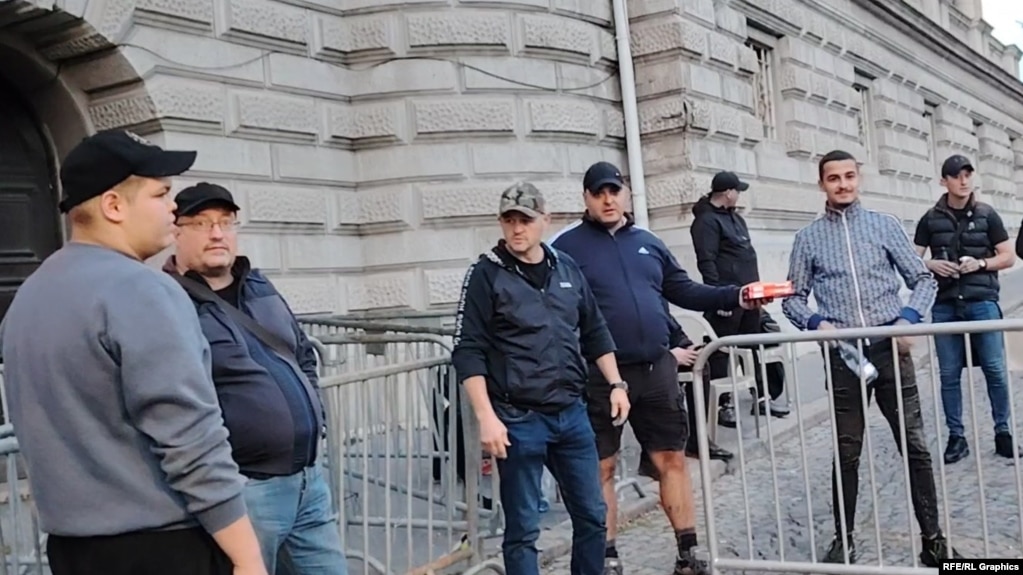 Punkt na ulazu u kamp provladinih pristalica pored Skupštine Beograda, 2. novembar 2025.